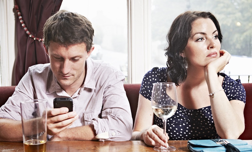 what is phubbing behavior and how it influences relationships